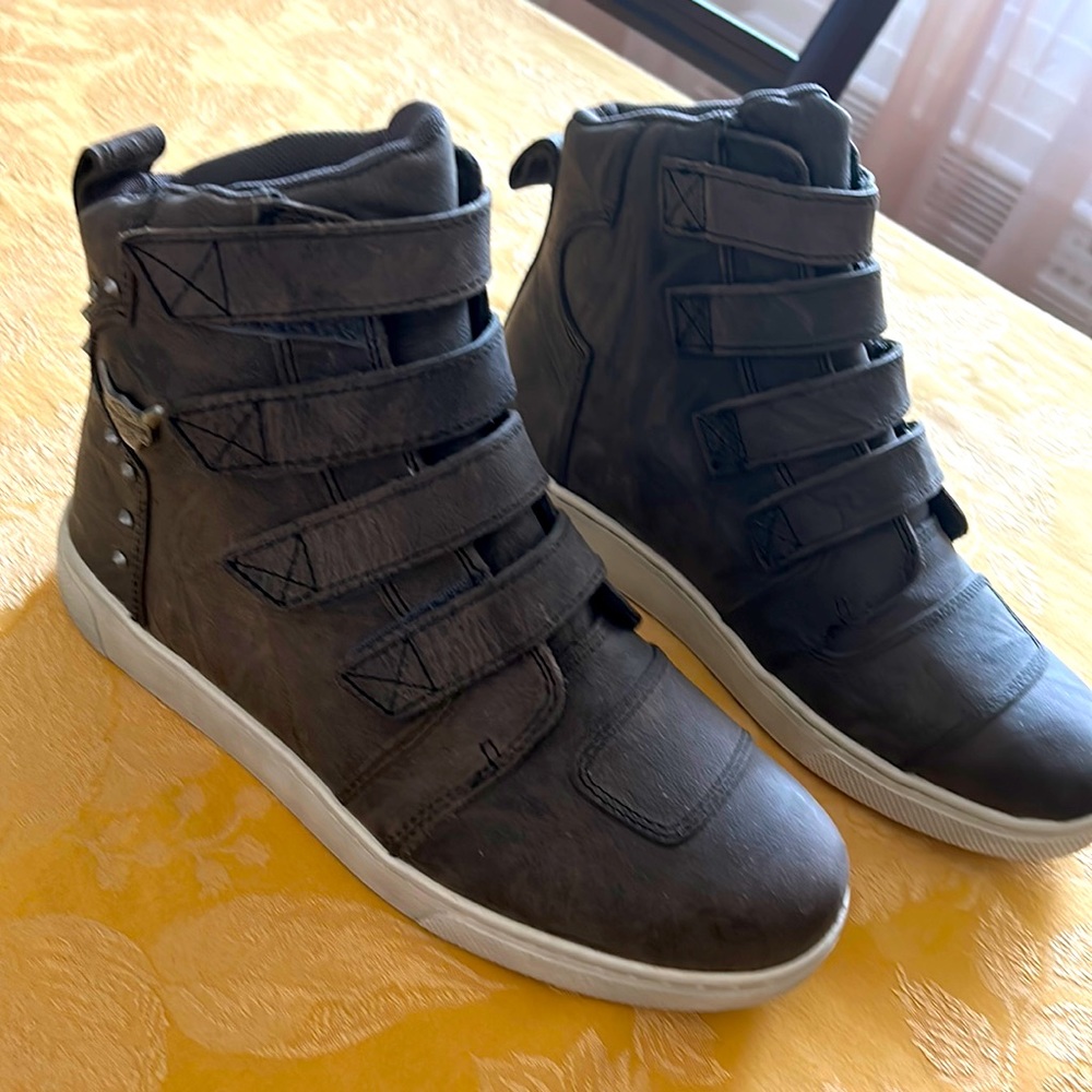 Brand new ladies size 10 Harley Davidson Boots. These have never been worn.